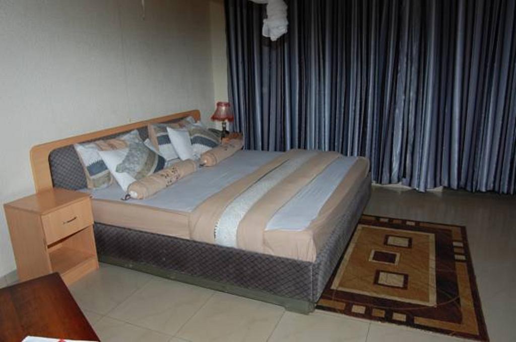 Step Town Hotel Kigali Room photo